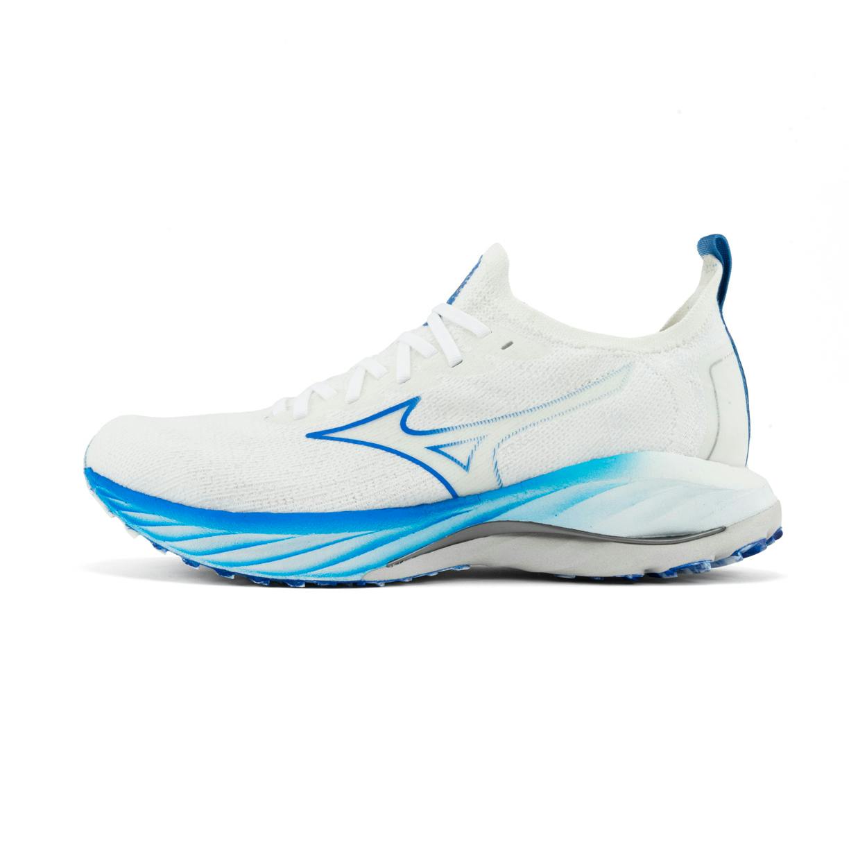 Een kijk op de zijkanten van de Mizuno Wave Neo Wind hardloopschoenen voor mannen