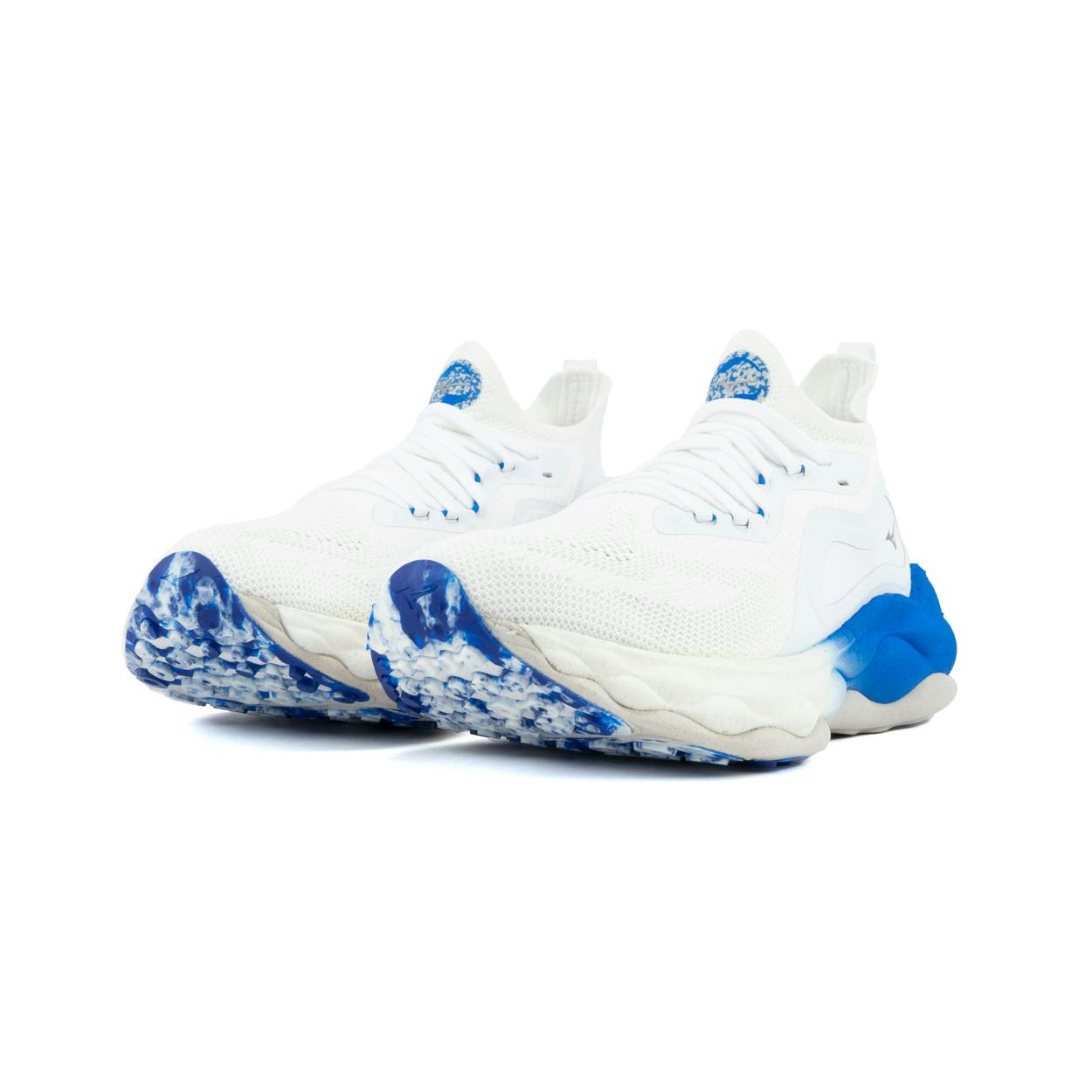 Een foto van een paar Mizuno Wave Neo Ultra loopschoenen voor vrouwen